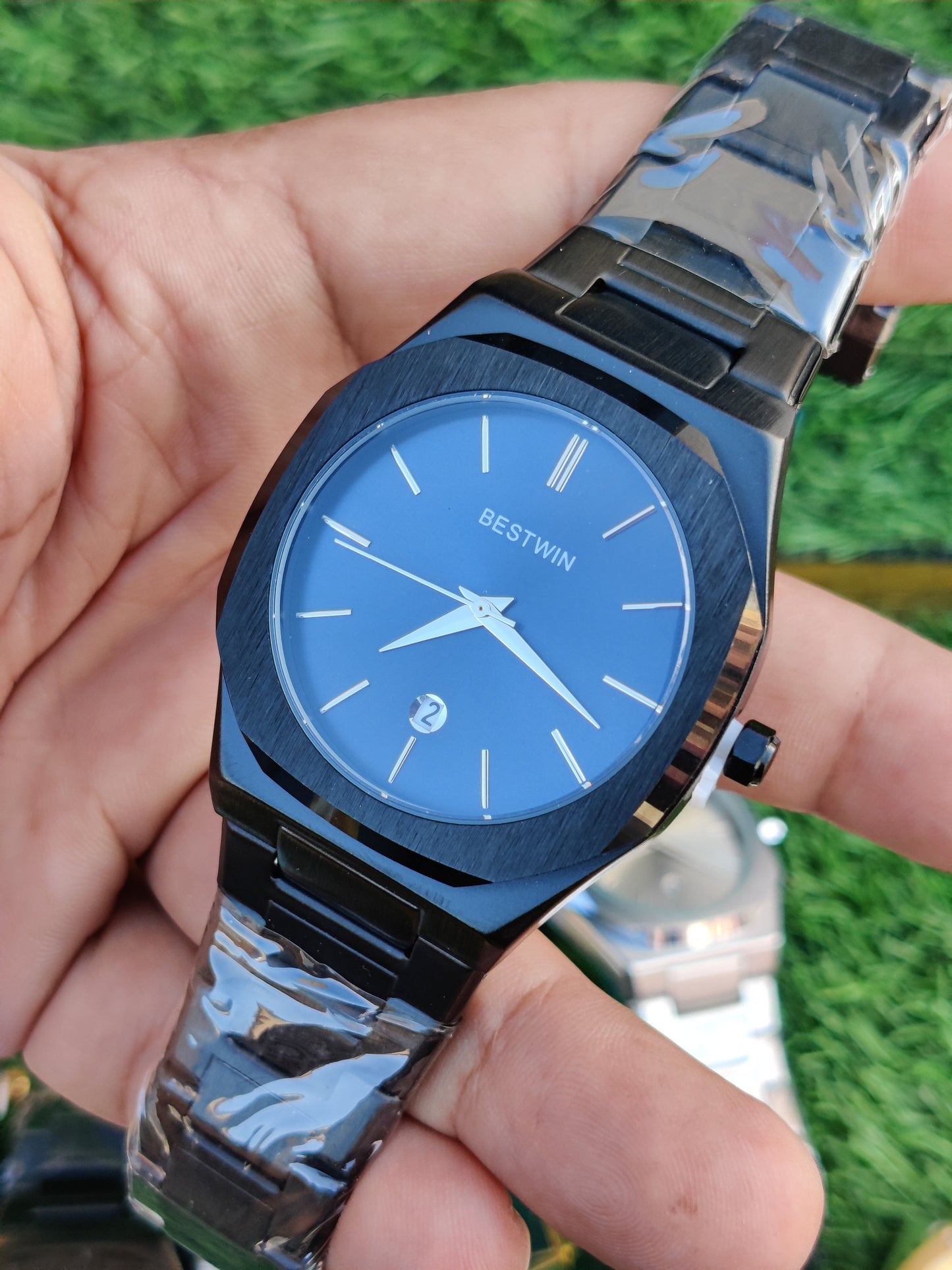 Bestwin Black – Stylish Analog